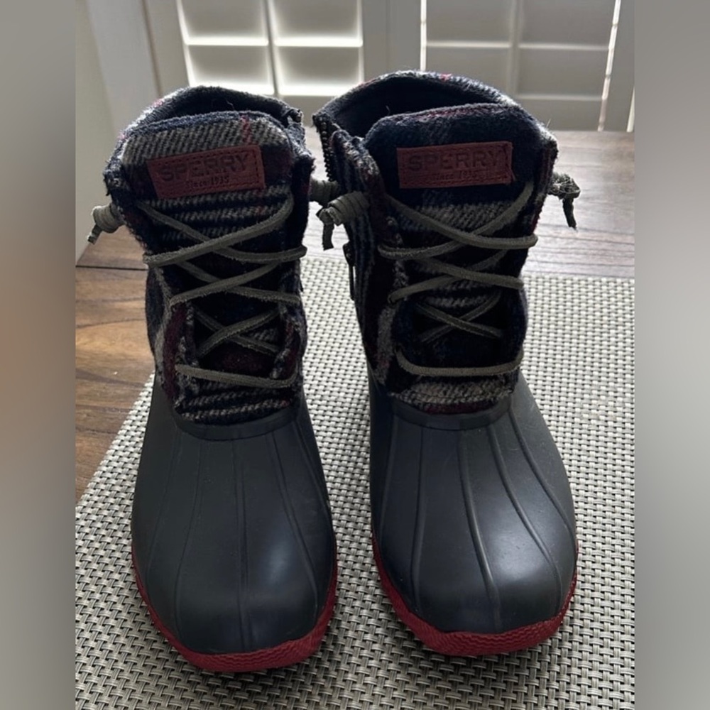 Sperry salt water plaid boots size 6.5